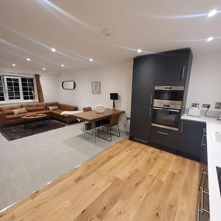 Luxury 1 Bed Apartment In The Heart Of Rochester Wainscot Exterior foto