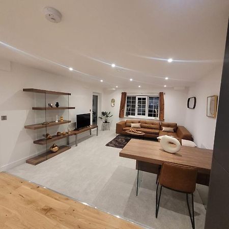 Luxury 1 Bed Apartment In The Heart Of Rochester Wainscot Exterior foto