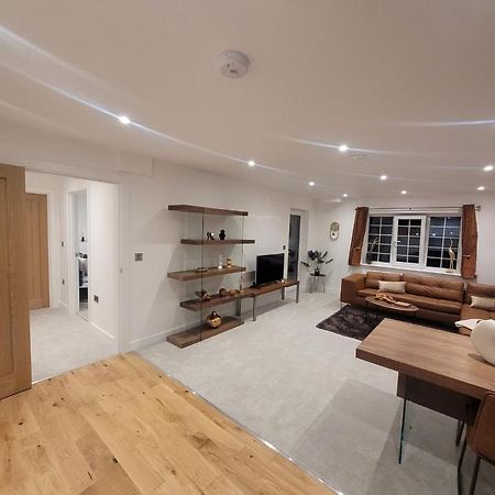 Luxury 1 Bed Apartment In The Heart Of Rochester Wainscot Exterior foto