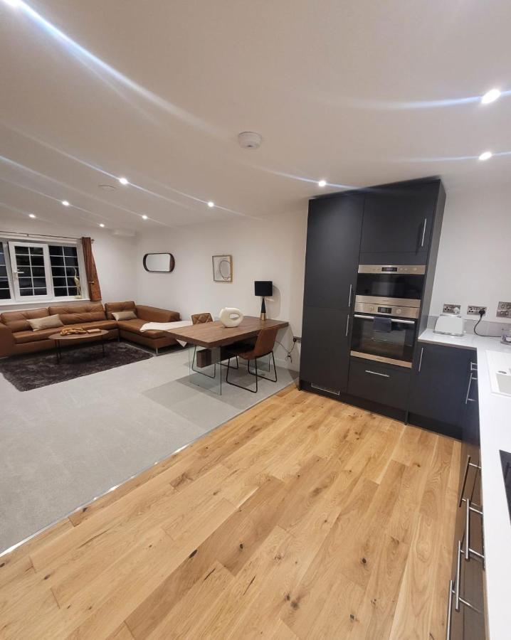 Luxury 1 Bed Apartment In The Heart Of Rochester Wainscot Exterior foto