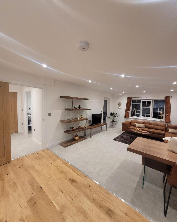 Luxury 1 Bed Apartment In The Heart Of Rochester Wainscot Exterior foto