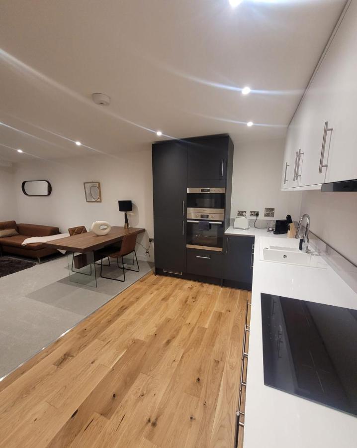 Luxury 1 Bed Apartment In The Heart Of Rochester Wainscot Exterior foto