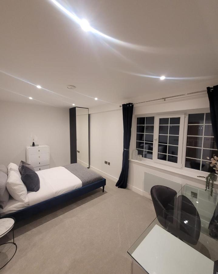 Luxury 1 Bed Apartment In The Heart Of Rochester Wainscot Exterior foto