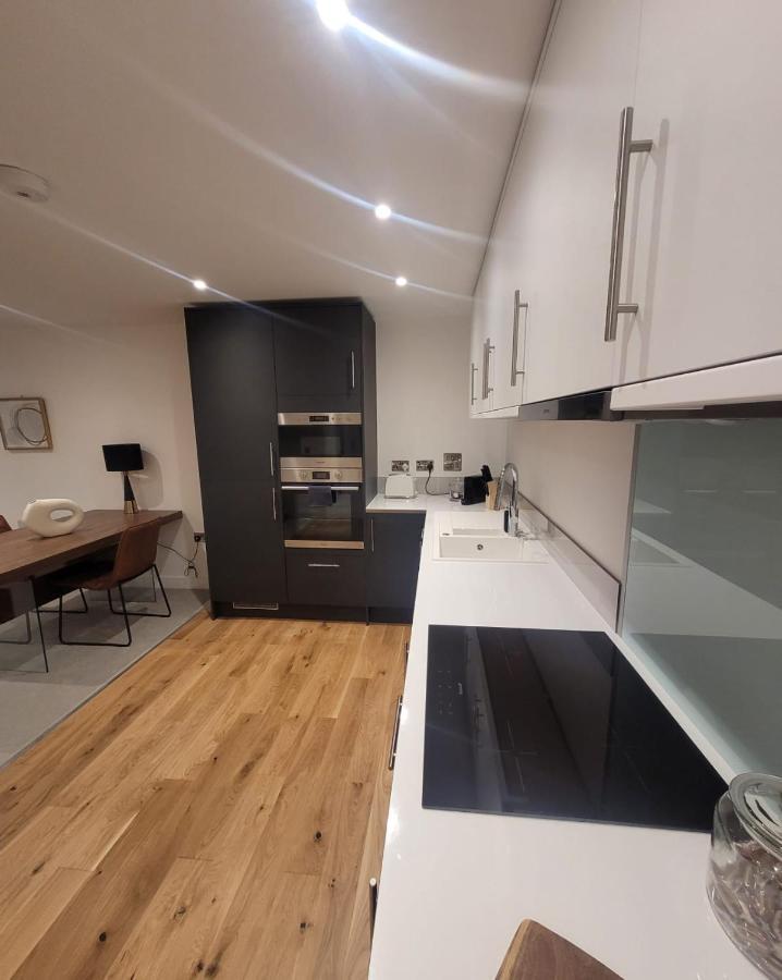 Luxury 1 Bed Apartment In The Heart Of Rochester Wainscot Exterior foto