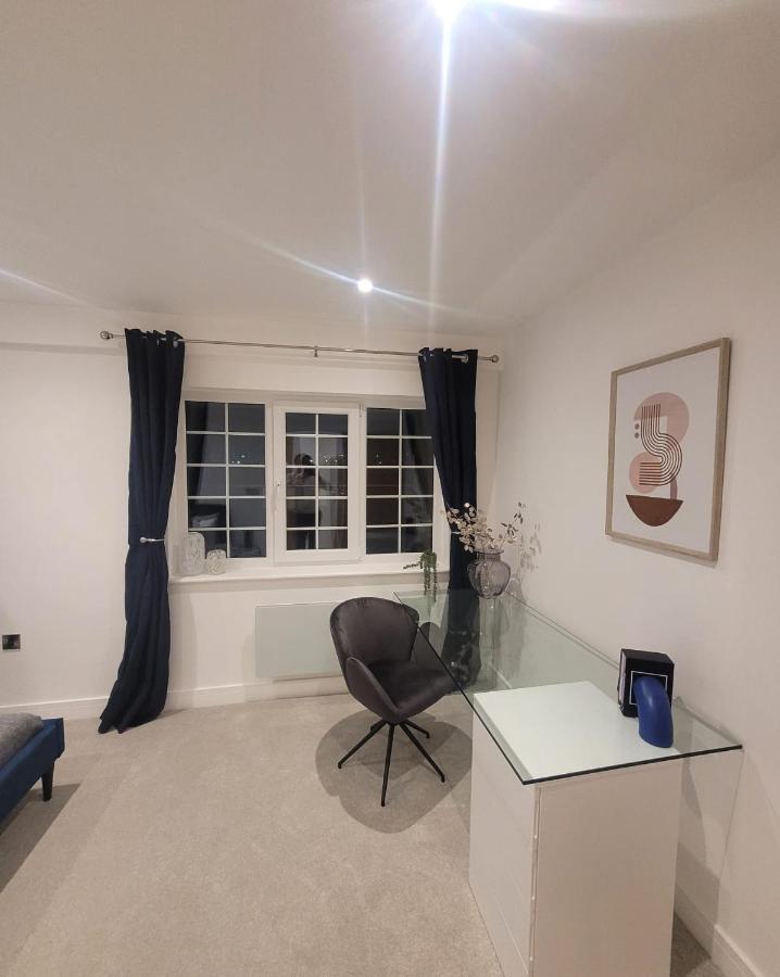 Luxury 1 Bed Apartment In The Heart Of Rochester Wainscot Exterior foto